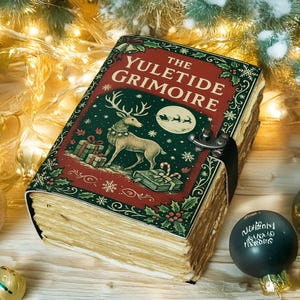 Może przedstawiać: Książka w stylu vintage zatytułowana "The Yuletide Grimoire" z uroczystą okładką przedstawiającą renifera, prezenty i sanie Świętego Mikołaja. Książka jest oprawiona czarnym paskiem i otoczona ozdobami i światłami bożonarodzeniowymi.