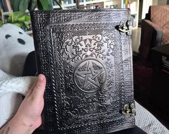 Extra stor präglad pentagramlogga i läder, Book of Shadows, Grimoire