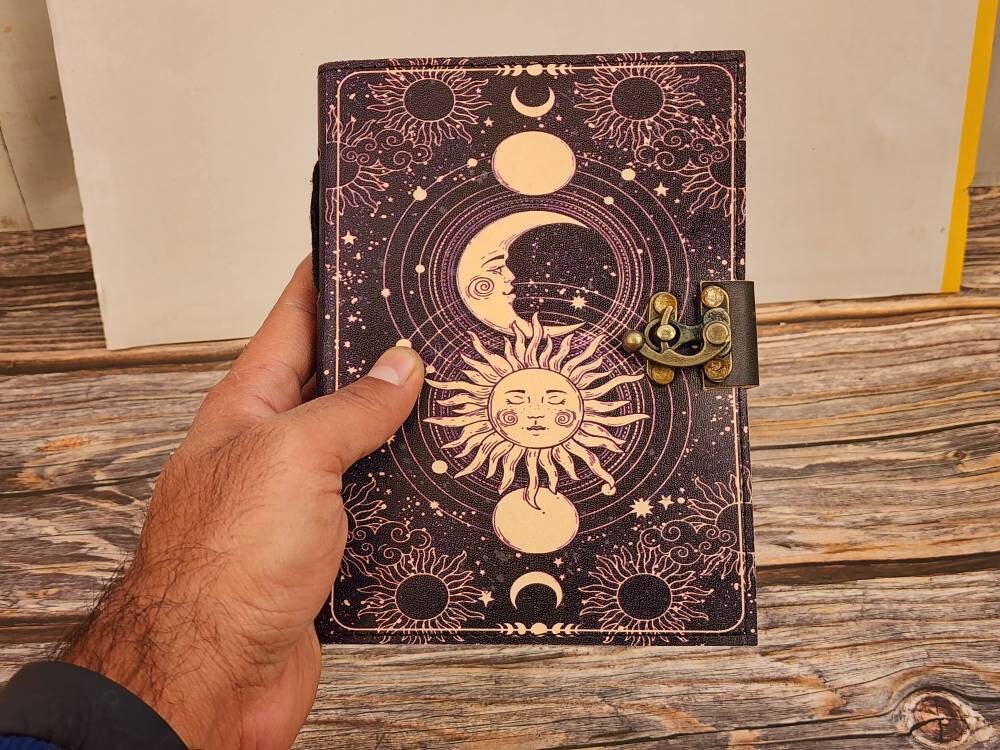 ANANYOM Diario De Cuero Negro Hecho A Mano, Diario De Sol Y Luna En Relieve, Cuaderno De Bocetos Vintage De 8 X 6 Pulgadas Con Cierre De Latón, 200