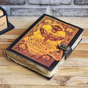 Grimoire Lederbuch - Buch der Schatten - A5 Notizbuch mit Büttenpapier im Vintage Look - Zauberbuch, Reisetagebuch Illuminati - Luna Moth