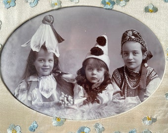アンティーク刺繍額 Antique Ca. 1900 Horizontal Format Portrait Frame With Hand