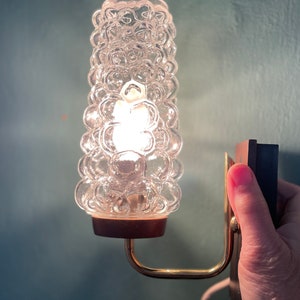 Magnífica arandela de parede em estilo moderno de meados do século (década de 1960) com acabamento fosco em nogueira, detalhes em cromo dourado polido e vidro transparente com bolhas, fabricada pela Schonau Leuchten (Alemanha).