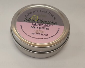 Toda la mantequilla natural de cuerpo de lavanda batida por lotes pequeño. Usar como crema hidratante diaria, loción para manos o crema cutícula