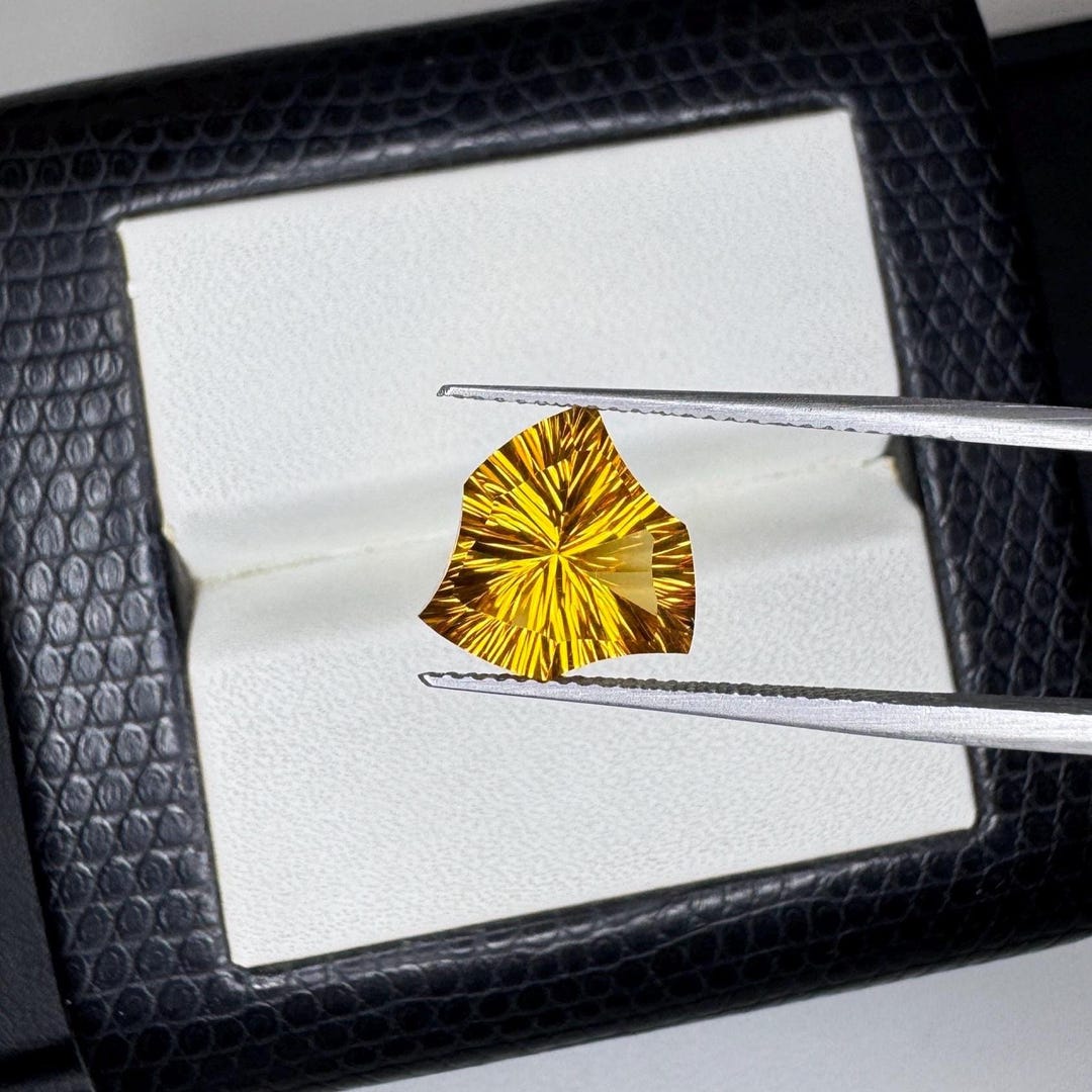 天然のユニークなシトリン宝石のカット：トリリオンカット（3.30 CTS 