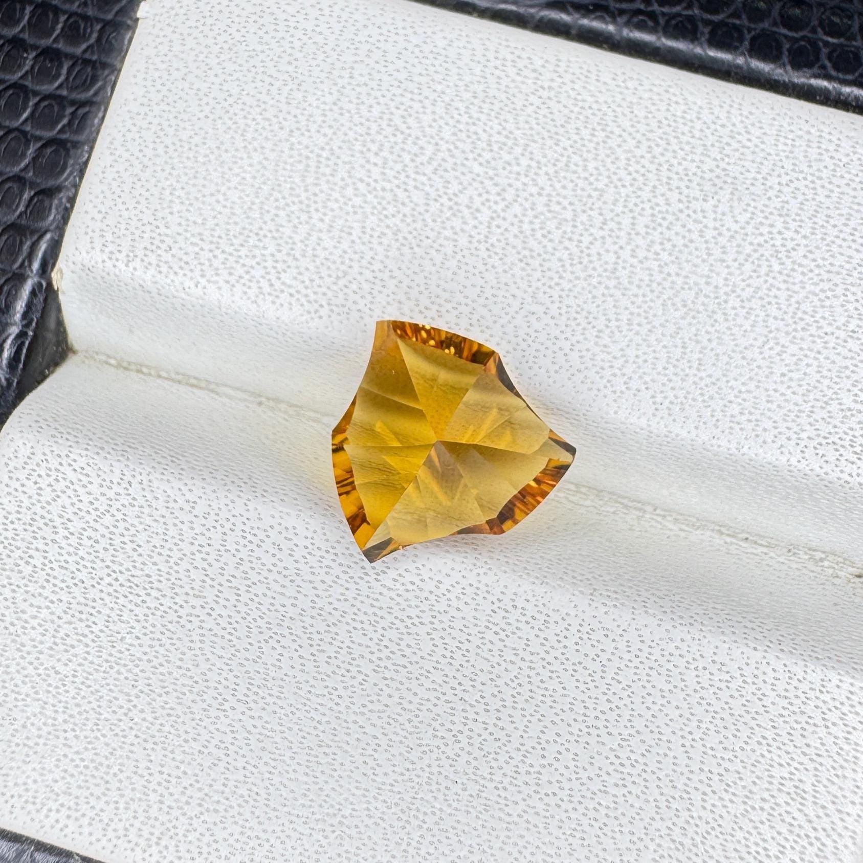 天然のユニークなシトリン宝石のカット：トリリオンカット（3.30 CTS 