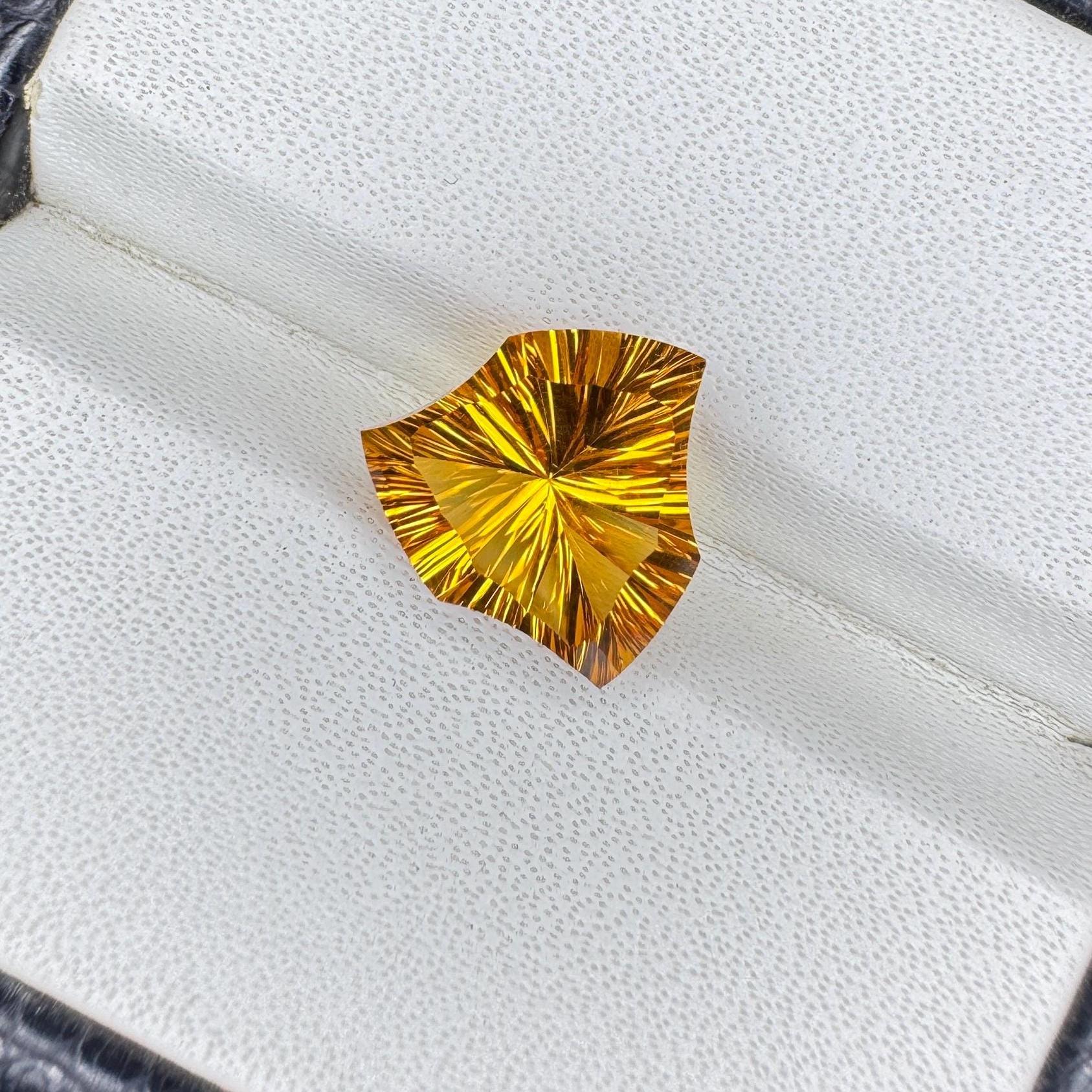 天然のユニークなシトリン宝石のカット：トリリオンカット（3.30 CTS 