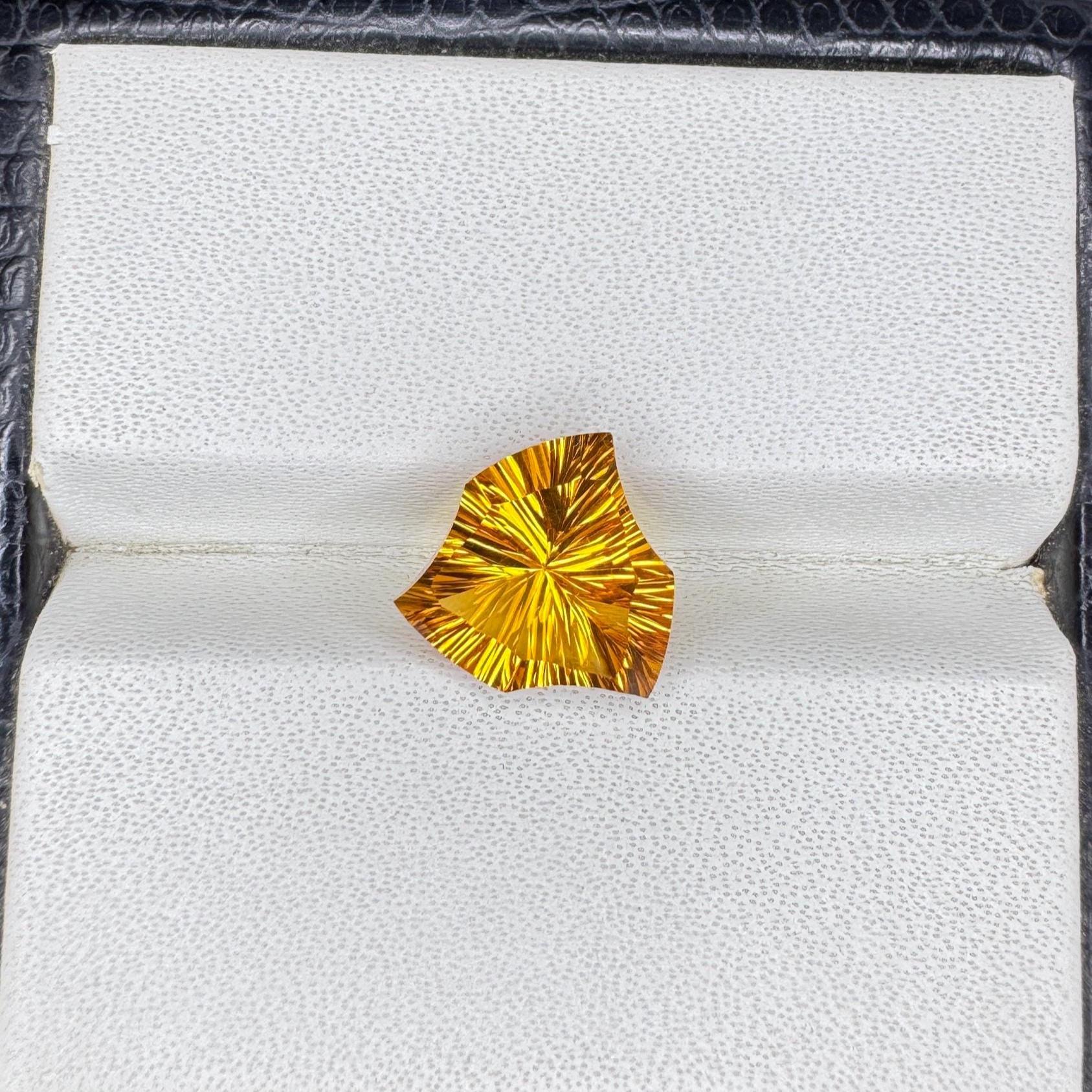 天然のユニークなシトリン宝石のカット：トリリオンカット（3.30 CTS 