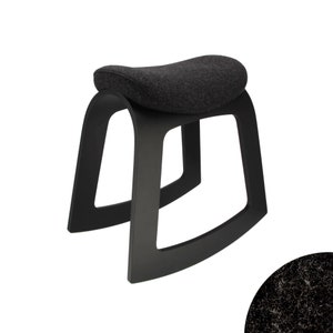 Puede incluir: Taburete de madera negro con asiento de tela gris. El taburete tiene un dise&ntilde;o curvo y moderno.