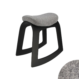 Puede incluir: Un taburete de madera negro con asiento acolchado gris. El taburete tiene un dise&ntilde;o curvo y moderno.