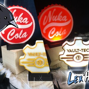 Peut inclure: Deux enseignes 3D imprimées éclairées, l'une avec le logo Nuka Cola et l'autre avec le logo Vault-Tec. Les enseignes sont sur une base en bois et ont un schéma de couleurs blanc et or.