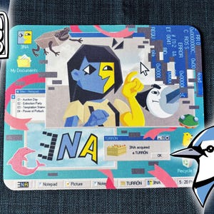 Puede incluir: Un gráfico colorido con el personaje ENA en un diseño temático de Windows. La obra de arte incluye una rana, un delfín y una luna con una cara. El diseño incorpora el texto "3NA" y "TURRON" con un logotipo de arrendajo azul.