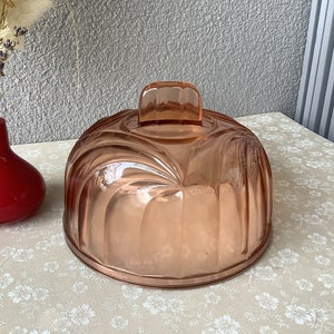 Cloche à fromage en verre moulé rose art déco