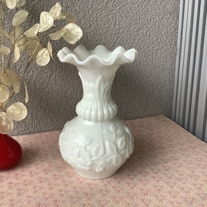 White opaline vase from Portieux Vallerysthal - French Fair Opaline