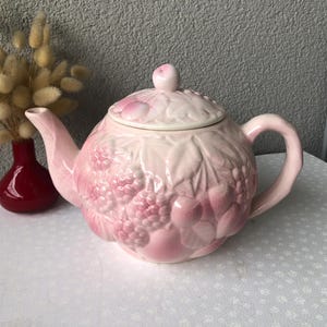 Barbotine Theepot, Old Rose - Salins-les-Bains "Aardbeien en Kersen" - Vintage Frankrijk 1950 - Majolica
