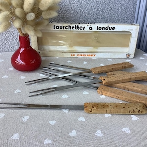 Può includere: Un set di tre barattoli in ceramica con coperchi. I barattoli sono bianchi con un motivo floreale blu. Il più grande è alto 20 cm, il medio 18 cm e il più piccolo 15 cm.
