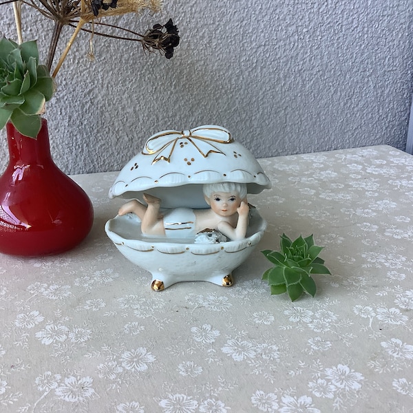 Figurine en porcelaine enfant