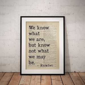Könnte beinhalten: Schwarz-weiß-Typografie-Druck eines Zitats aus Hamlet von William Shakespeare. Das Zitat lautet "We know what we are, but know not what we may be."
