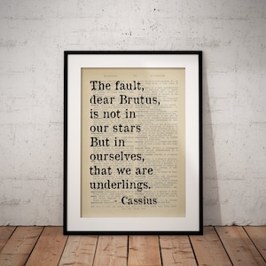 Puede incluir: Una imagen en blanco y negro de una cita de la obra de Shakespeare Julio César. La cita dice "The fault, dear Brutus, is not in our stars But in ourselves, that we are underlings." - Cassius.