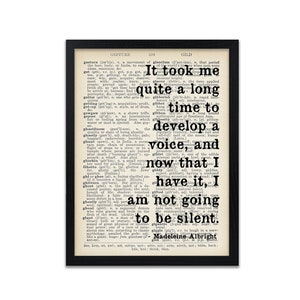 Op de afbeelding: Zwart-witte typografieprint met een citaat van Madeleine Albright. Het citaat luidt: "Het heeft me lange tijd gekost om een stem te ontwikkelen, en nu ik die heb, ga ik niet stil zijn."