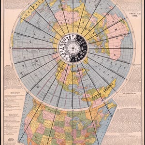 Op de afbeelding: Vintage wereldkaart "The Pheil's Universal Time Indicator" met tijdzones en een centrale klok. De kaart, met tekst zoals "The Toledo Blade, Toledo, Ohio", is in tinten blauw, geel, roze en groen en is een historisch cartografisch stuk.