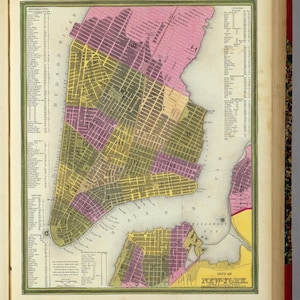 Könnte beinhalten: Eine detaillierte, antike Karte von New York City mit einem gitterartigen Straßenlayout und farbigen Abschnitten. Die Karte zeigt den Hudson River und den East River, mit dem Titel "City of New-York" unten. Die Karte befindet sich in einem Buch.