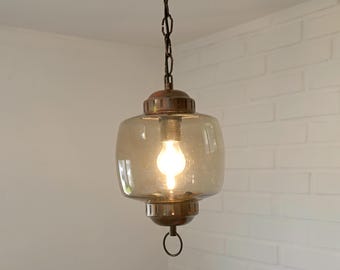 Lampa wisząca z miedzi w stylu vintage: bursztynowe szkło, lampa sufitowa w stylu mid-century modern