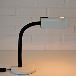 Vintage svartvit skrivbordslampa / svanhalslampa / Targetti Italien / rymdåldern från 80-talet