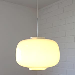 Vintage witte hanglamp / 1 van 2 Deens minimalistisch design / moderne kroonluchter uit het midden van de eeuw / Joegoslavië 1970 / Retro herontwerp verlichting