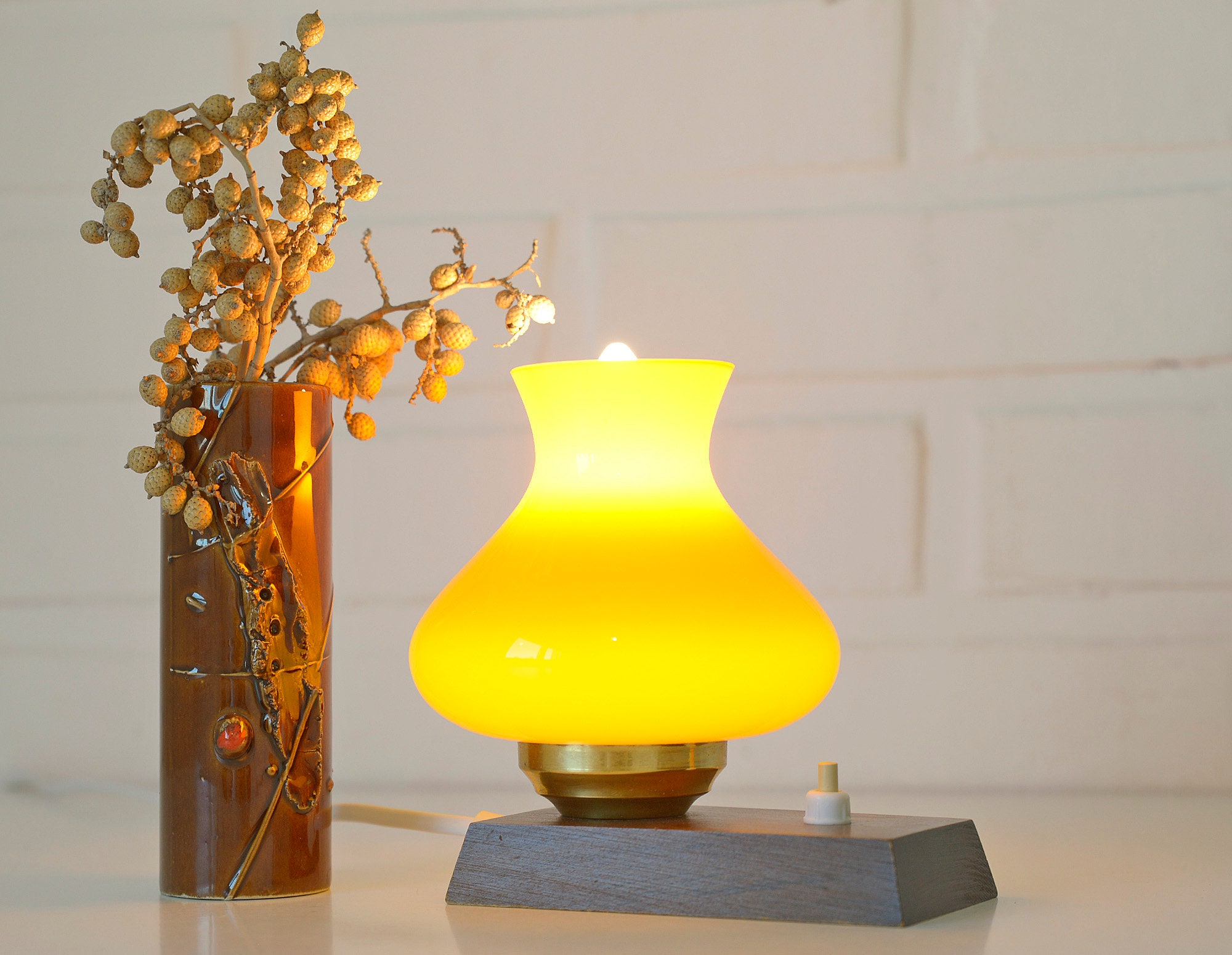 adorable ensemble vintage/lampe de bureau et vase lumière table jaune à fleurs en céramique marron moderne du milieu siècle