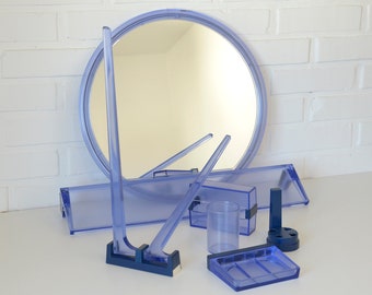 Vintage Kunststoff Badezimmer Set / Mid Century Modern / Transparenter blauer Spiegel mit Regal / Handtuchhalter / Seifenschale / Zahnbürstenhalter