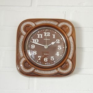Keramische wandklok / vintage rustieke klok / halverwege de eeuw / Made in Germany 1960s / Retro wanddecoratie / Dugena / Quartz / wandklok keuken