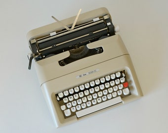 Vintage Working Typewriter / Yugoslavia 1970s / Italian Olivetti Lettera 35 / Space Age Design / Portable Typewriter from Mid Century Modern