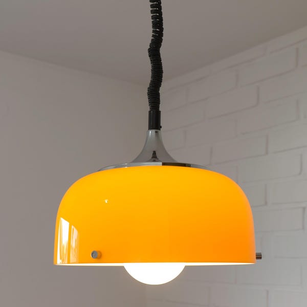 Suspension vintage Meblo Harvey Guzzini : plafonnier MCM en plastique de couleur jaune