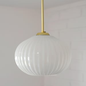 Suspension vintage / Verre blanc opalin / Cuisine rétro Années 60 / Moderne Milieu du siècle / Lustre Lampion / Lampe suspendue / Plafonnier