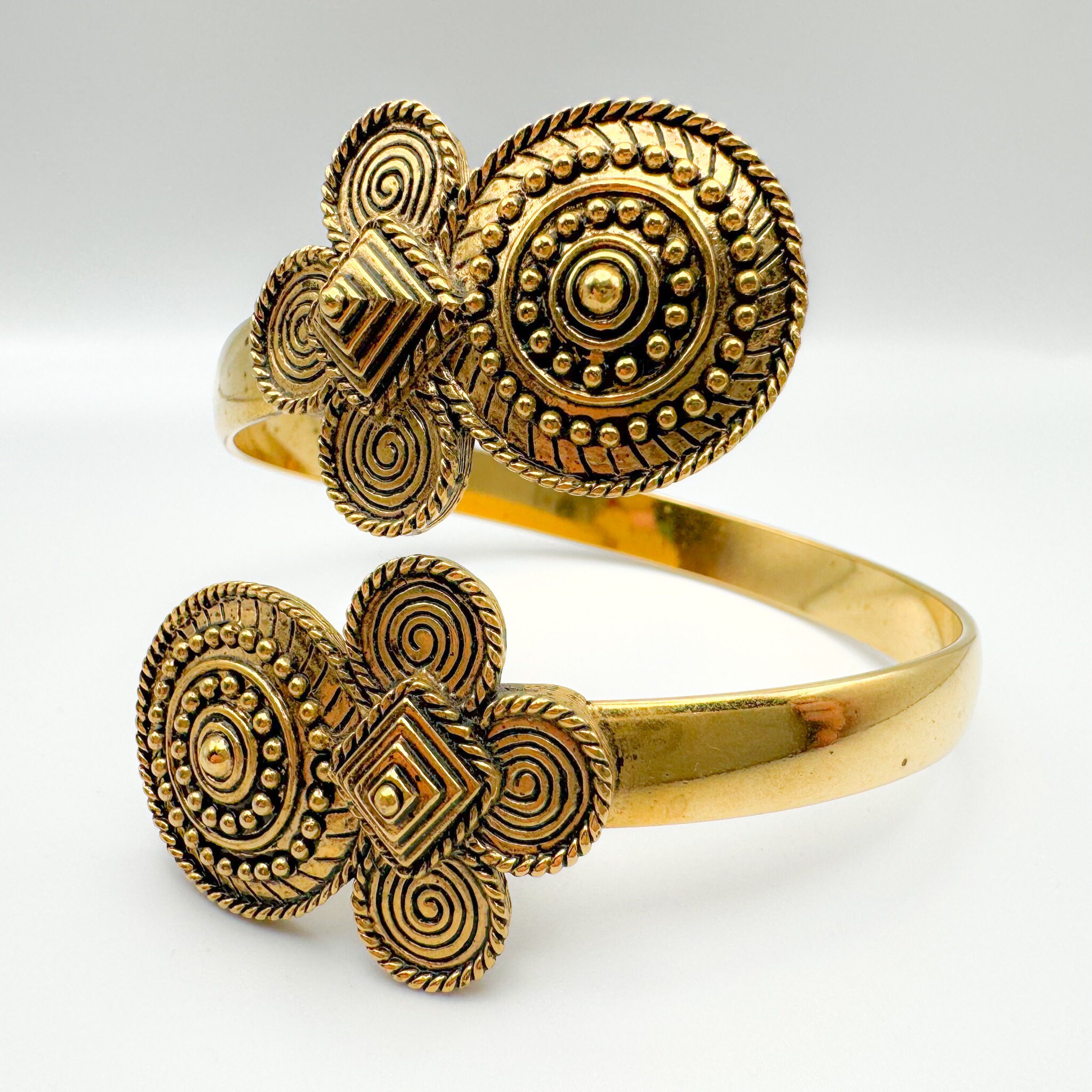 Vintage Avon Cuff Bracelet, Gold Toned Bangle by Jose  display picture 3
