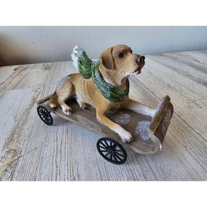 Standbeeld beeldje laboratoriumhond uniek kar kerstsjaal decor grappig