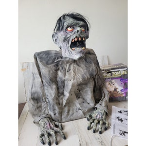 Stagionale eruttazione zombie nebulizzatore animato Halloween prop groundbreaker arredamento
