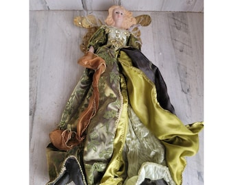 Großer Engel grüner Kleid hängend religiöser Weihnachtsflügel