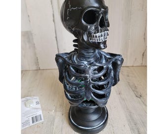 Schwarzes Skelett Paket mit leuchtenden bunten Päckchen