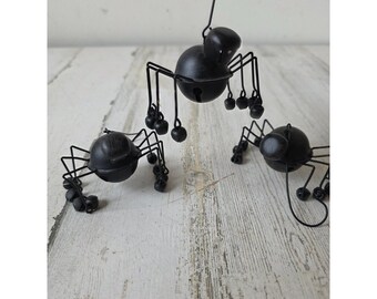 Adorno de araña de metal con forma de campana para Halloween, color negro, conjunto único y estilo shabby chic