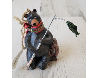 Redes de pesca rústicas de urso preto enfeitam cachecol de Natal baixo