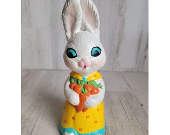 Figura vintage única antropomórfica de conejita de Pascua con zanahorias de Chalkware