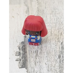 Mini personnage de figurine de jouet de fille d'agriculteur global rousse
