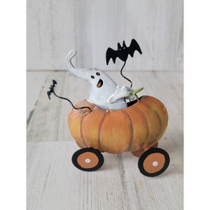 Niepowtarzalny blaszany samochód-dynia-duch, który jest ozdobą na Halloween