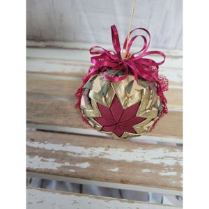 knit ball maroon Green country ornament Xmas tree home decor vintage