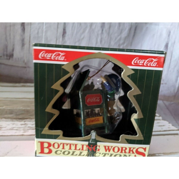 Vtg Coca Cola Bottling Works Collection Elf Penquin Ice Chest Ornament RARO NUOVO