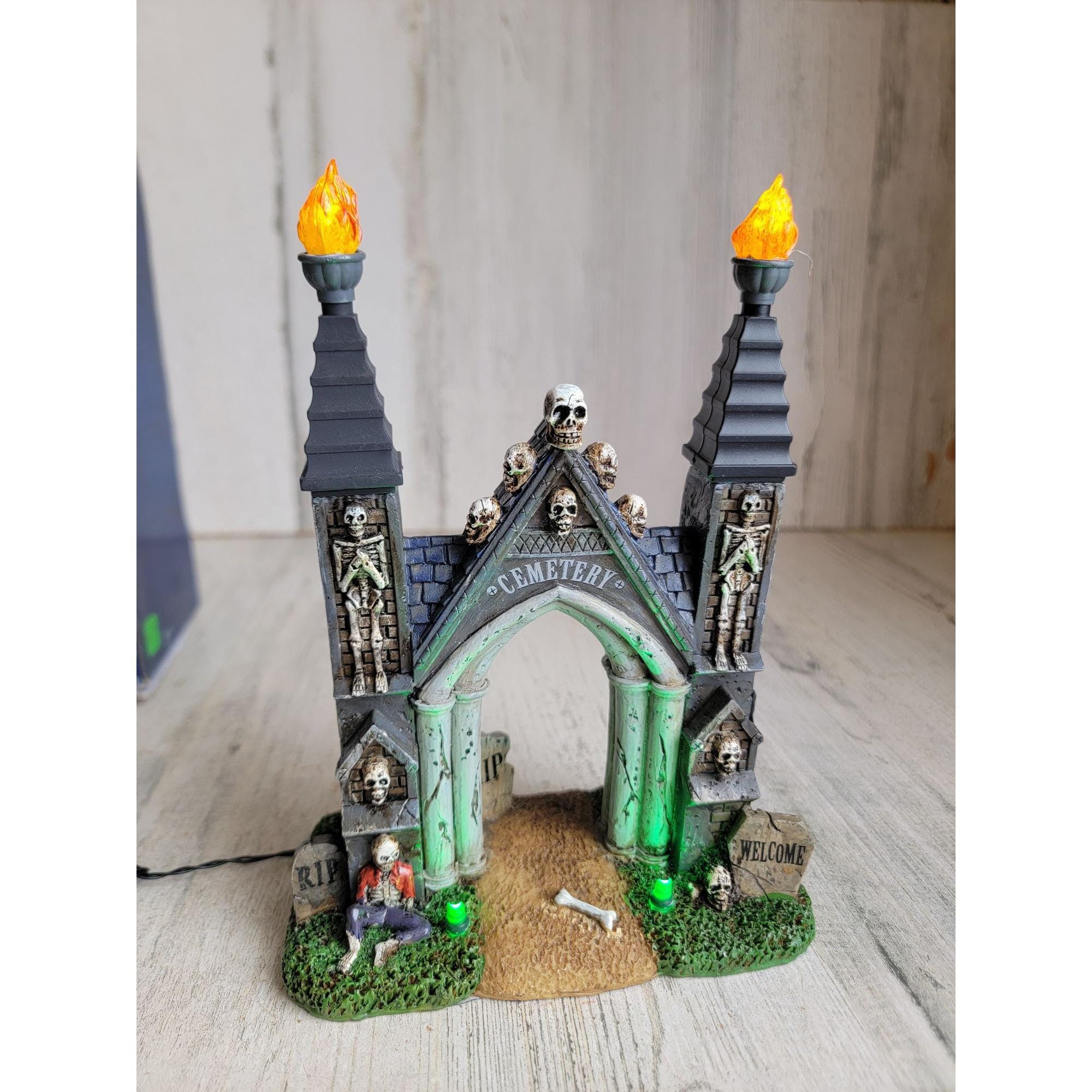 SF・ファンタジー・ホラー Lemax Spooky Town The Gate House Amazon.com: Lemax Spooky Town The Gate House at Haunted