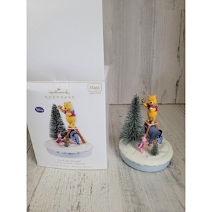 Hallmark Deck the Woods! Enfeite de Natal do Ursinho Pooh, mágica da Disney