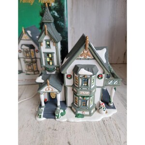 Heartland Valley Vintage grünes Schneemann Porzellan beleuchtetes Haus Dorf Accessoire