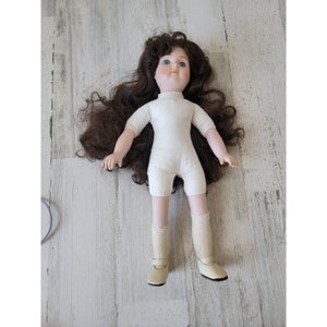 Poupée porcelaine Mann fille brune frisée écolier collection vintage